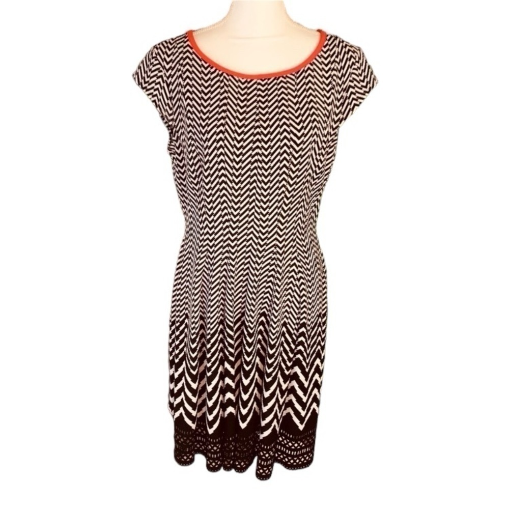 Signature by Robbie Bee Medium Black White Zigzag Midi Dress Red Lining